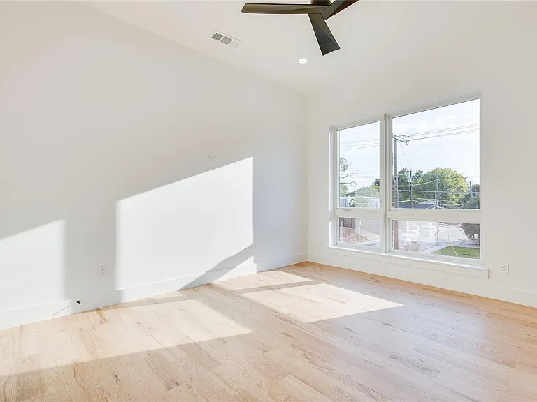 2336 N Carroll Ave — Photo 28