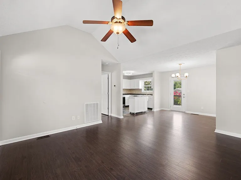 574 Oakmont Dr — Photo 6