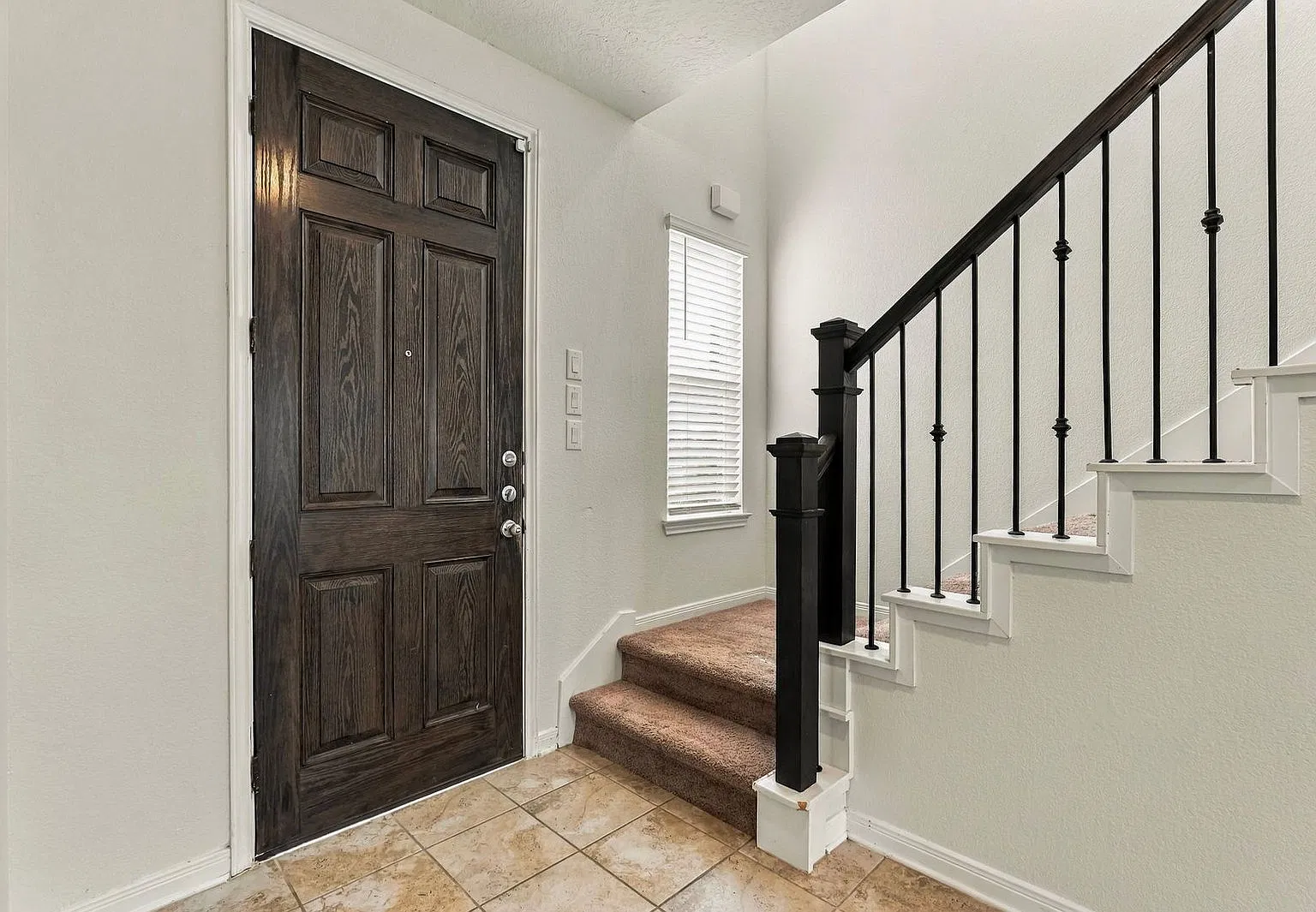 5 bed, 2.5 bath, 2382 sqft, $2,250 — Photo 4