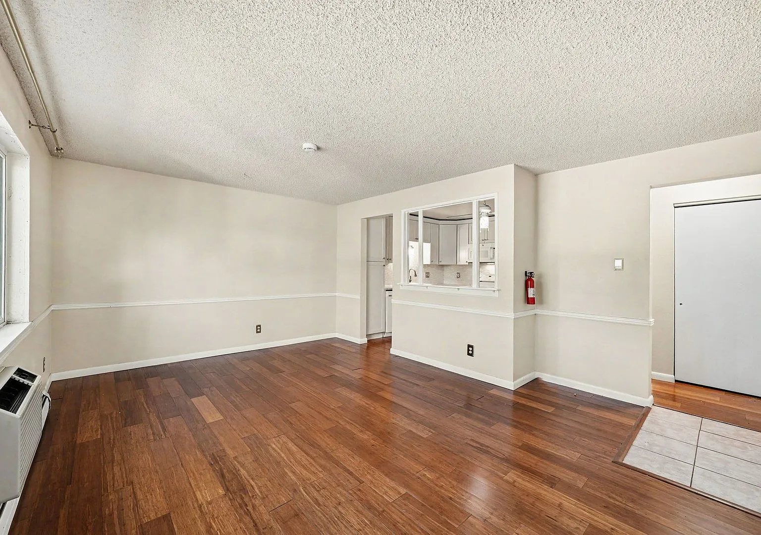 Comfortable 2BR Lakewood Condo with Secure Building Access — Photo 2