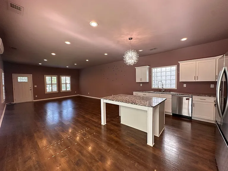 829 E Chestnut St — Photo 8