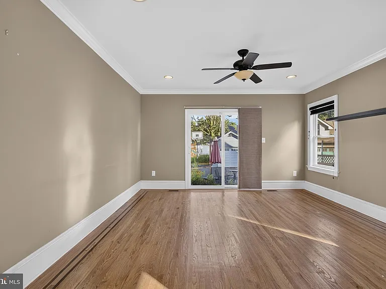 21 E Redman Ave — Photo 31