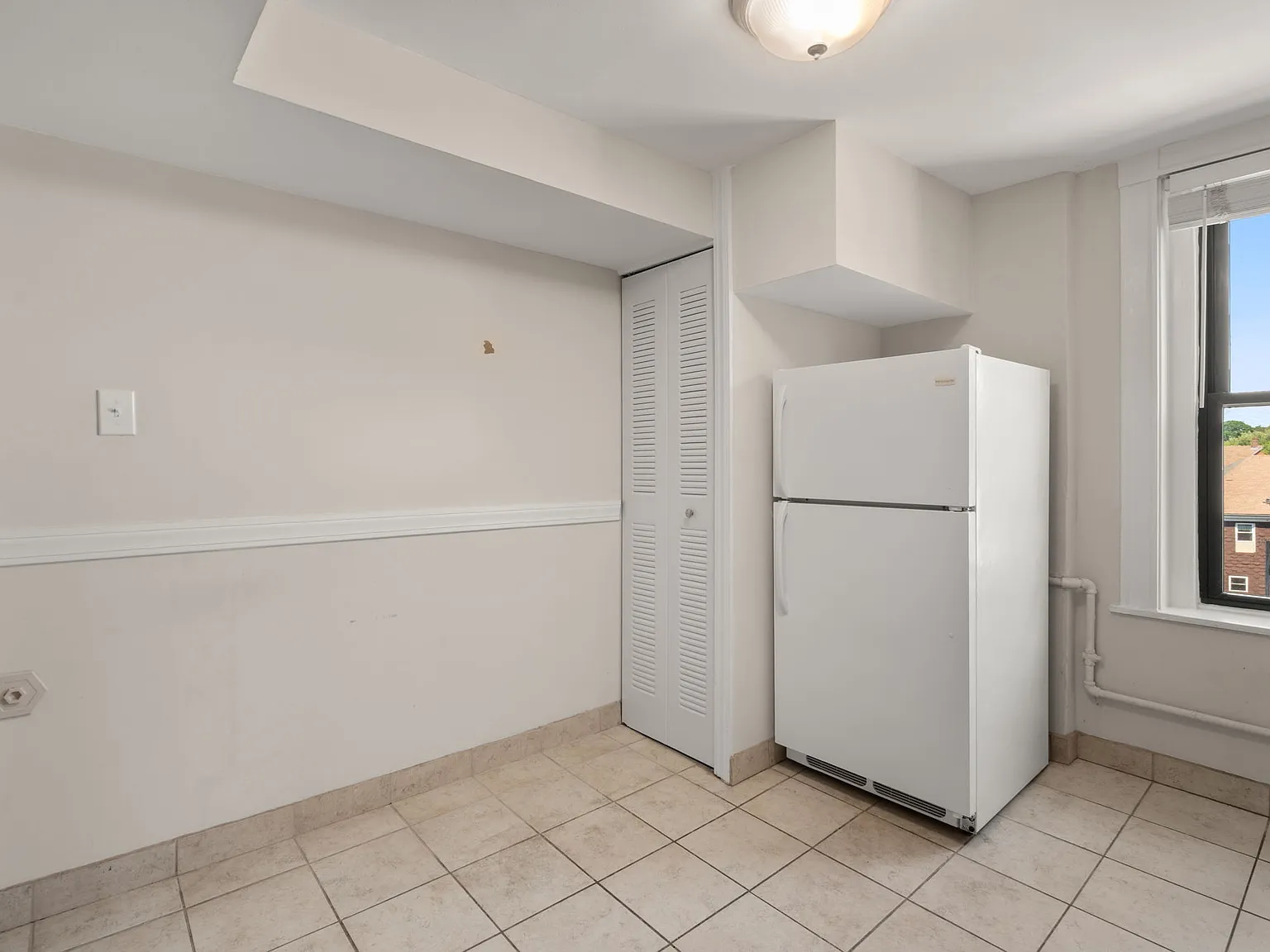 3 bed, 1200 sqft, $3,300 — Photo 4
