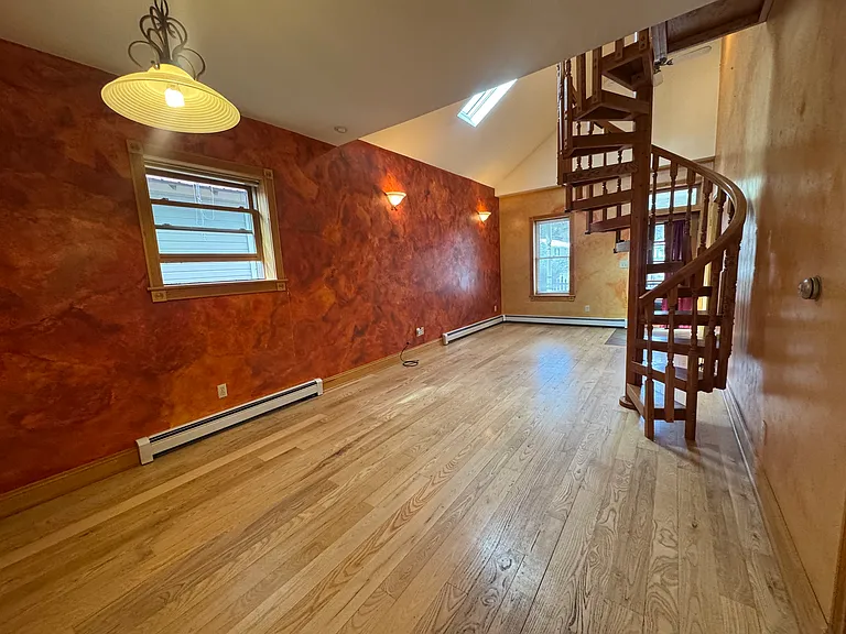 527 E 3rd St #A — Photo 4