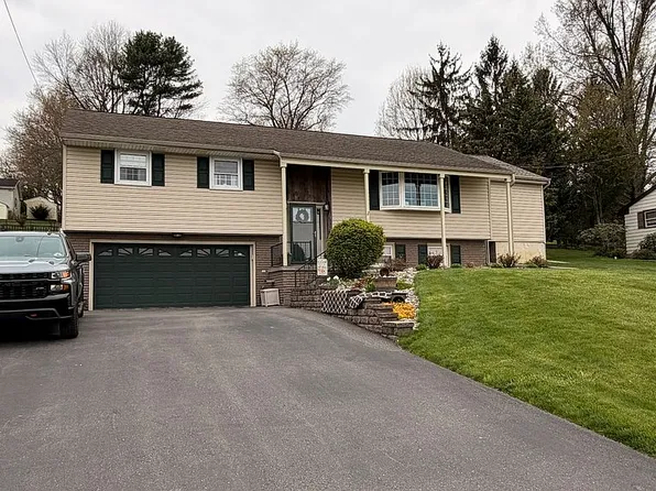 230 Edgewood Dr, New Holland, PA 17557