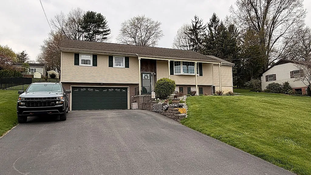 230 Edgewood Dr photo 1