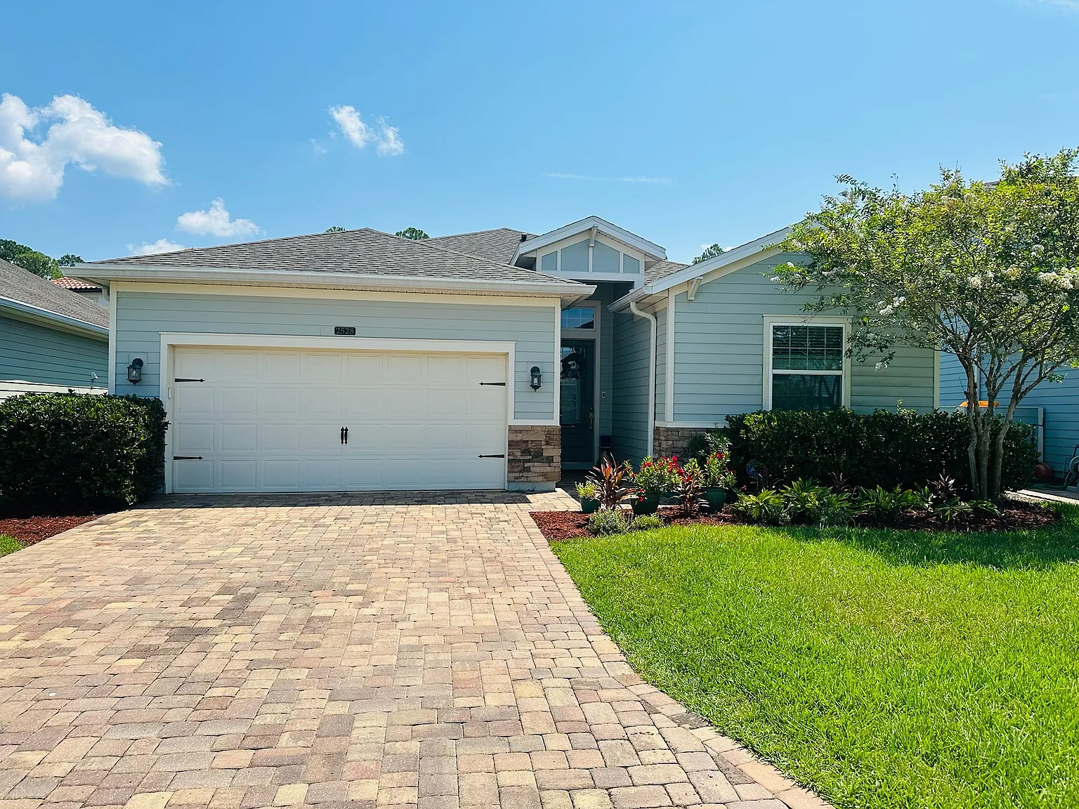 4 bed, 2011 sqft, $3,300 — Photo 1