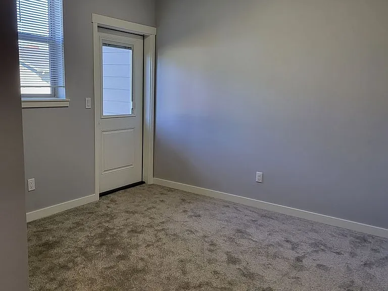 1083 Kennedy St — Photo 16