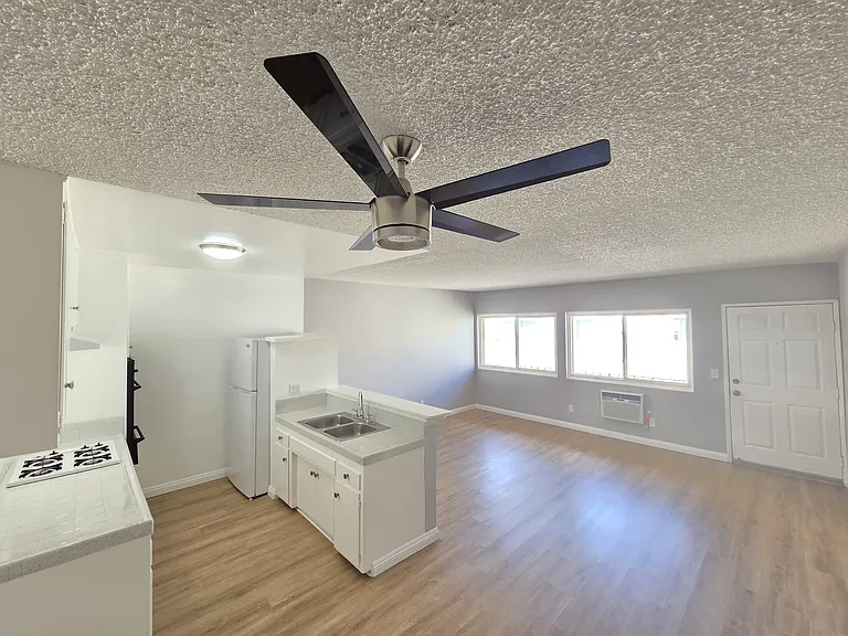 13961 Oxnard — Photo 9