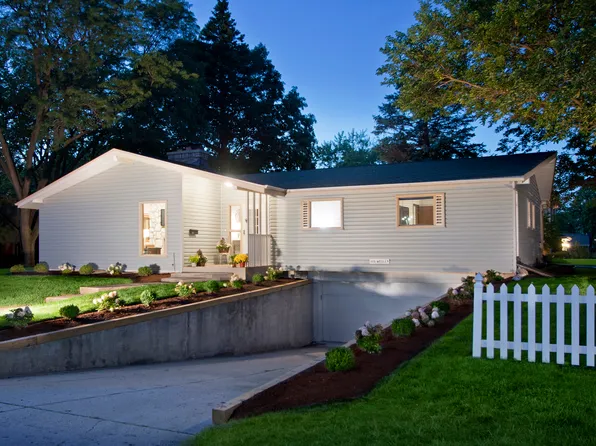 106 Wesley St, Barrington, IL 60010