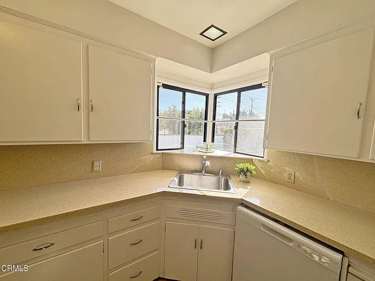 210 W Woodruff Ave — Photo 9