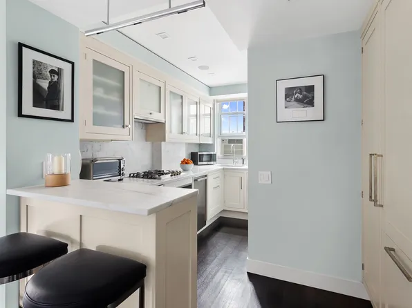 302 West 12th Street image 6 of 14