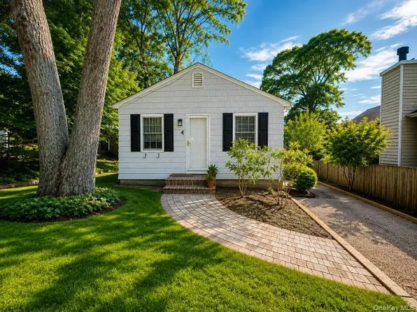 4 Vine Street, Hampton Bays, NY 11946