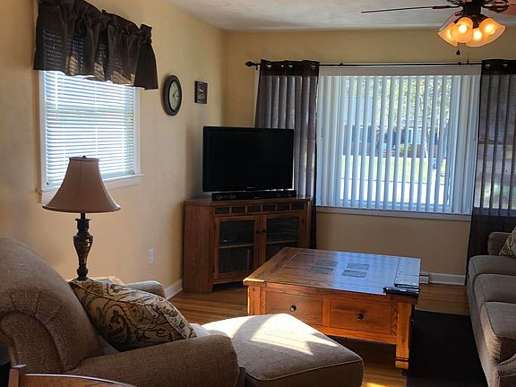 4th image of 460 Fir Ave