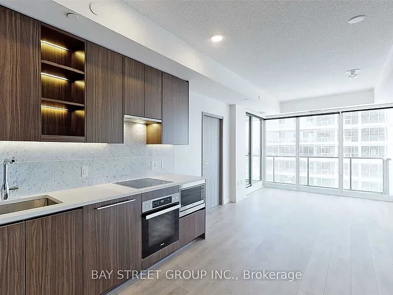 95 McMahon Dr #1212 — Photo 1