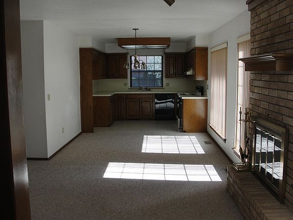 Kitchen and eatting area