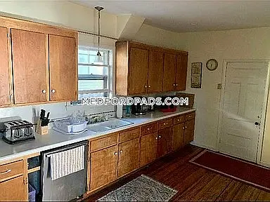 4 bed, 1.5 bath, 9999 sqft, $4,200 — Photo 4