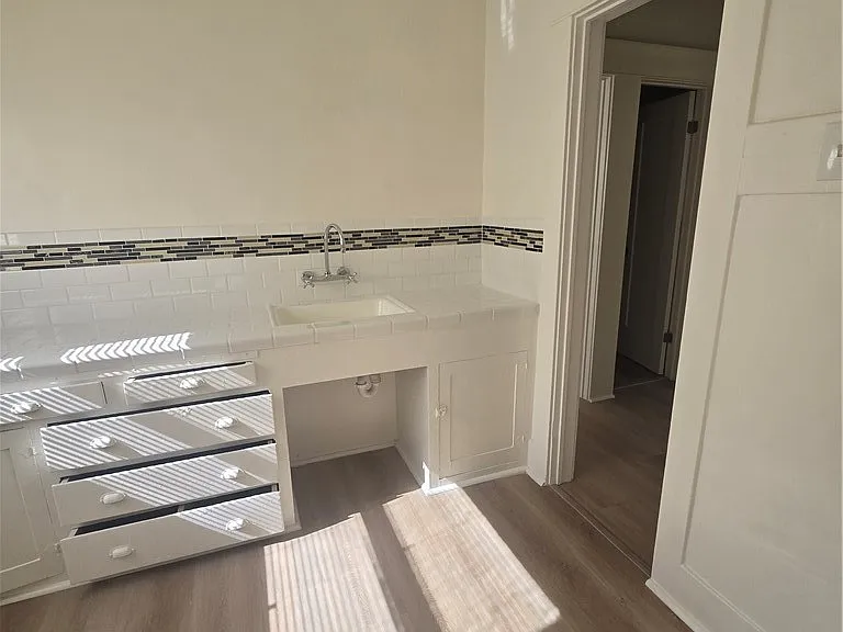 942 E 2nd St #7 — Photo 8