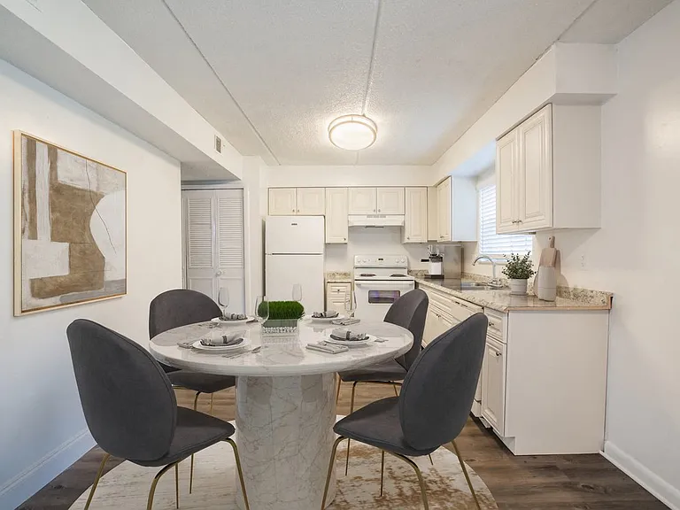Townsend Apartments — Photo 12