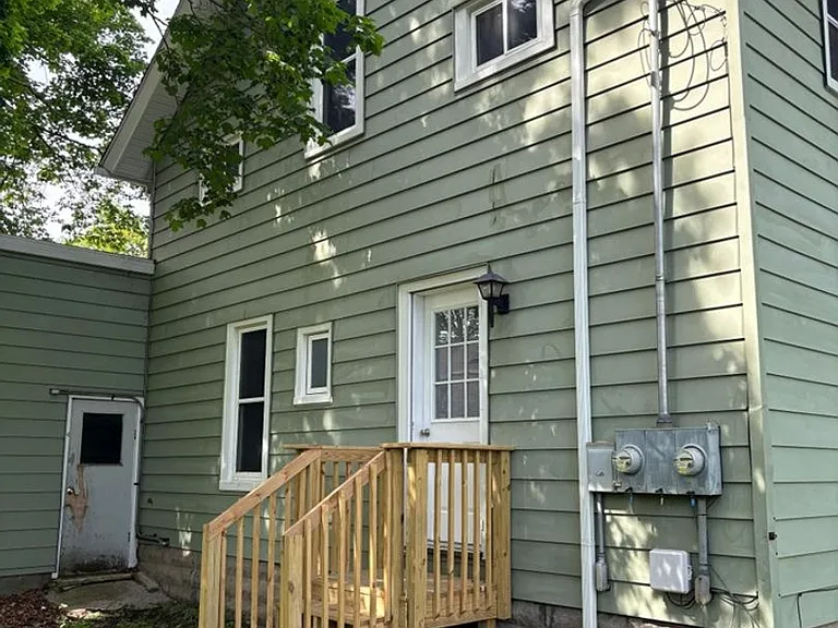 112 N Clinton St — Photo 2