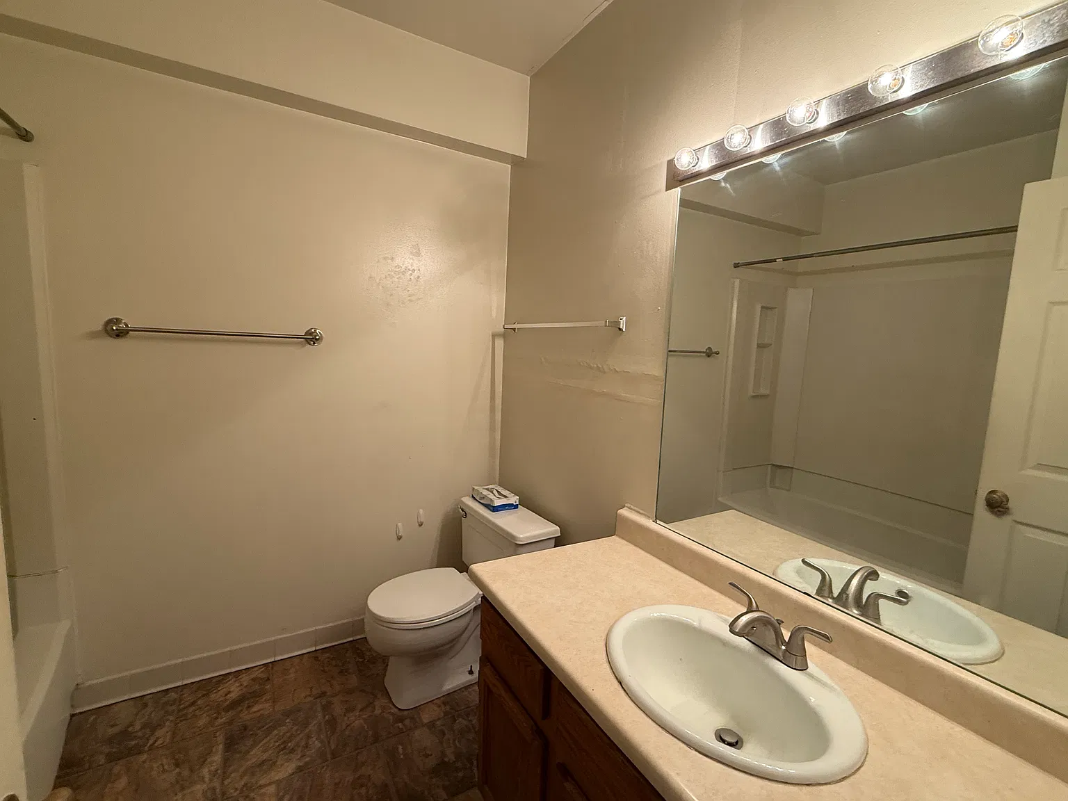 2 bed, 1000 sqft, $1,550 — Photo 3