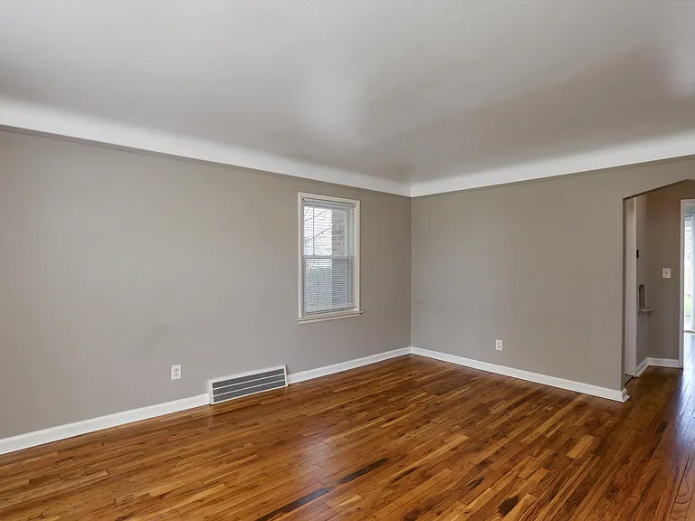 120 N Rembrandt Ave — Photo 6