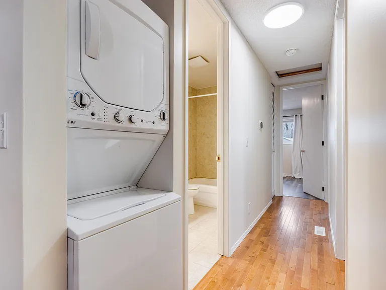 63 Woodglen Close SW — Photo 8