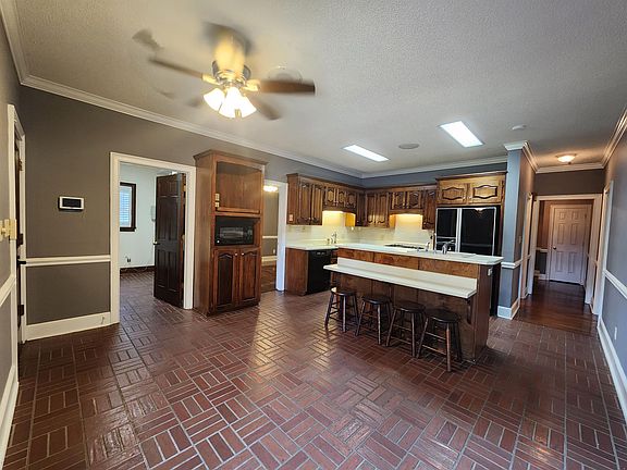 Eat-in kitchen