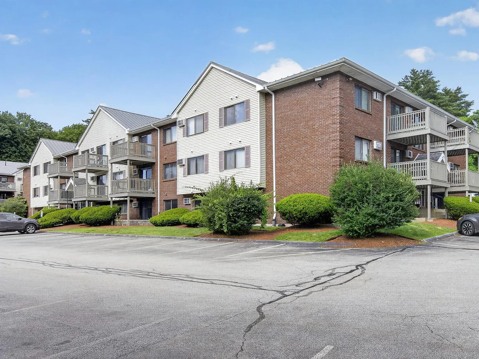 2 bed, 1.0 bath, 763 sqft, $1,800 — Photo 1