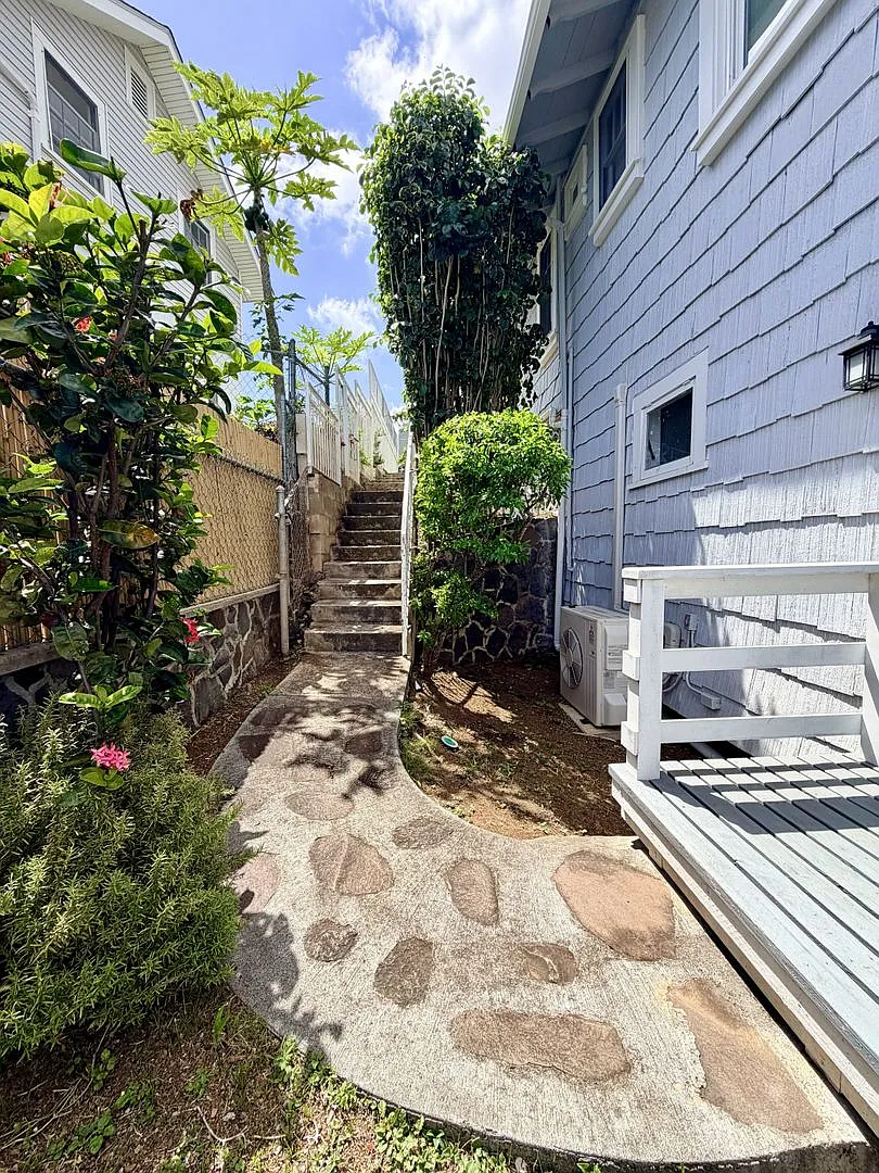 Upgraded Historical Residence with Panoramic Diamond Head View (Utilities Included) — Photo 4