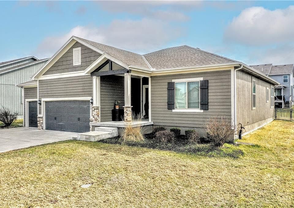 1st image of 1829 NE Riley Dr