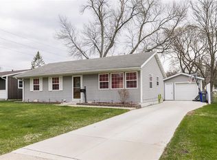 1742 Meadowdale Dr NW, Cedar Rapids, IA 52405