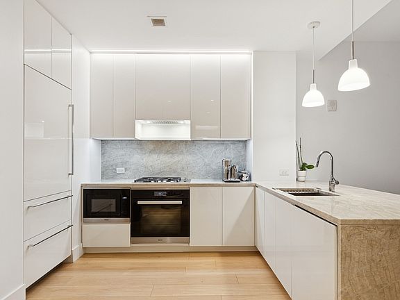3rd image of 15 W 61st St APT 3K