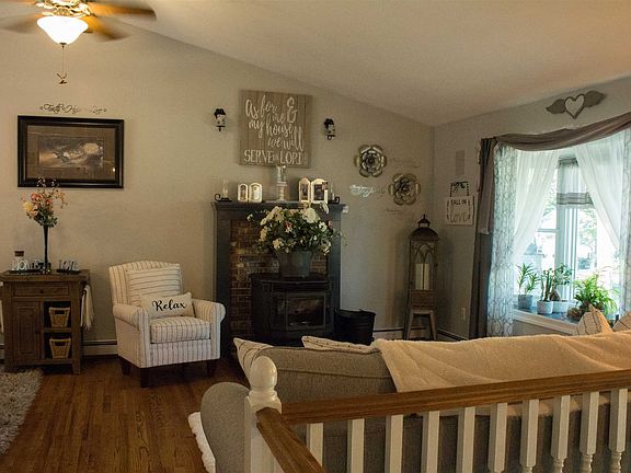 3rd image of 19 Woodland Cir