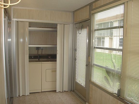 Enclosed Sunporch / Patio with Full Size Washer and Dryer