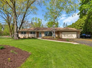 6235 S Baas Dr, New Berlin, WI 53146