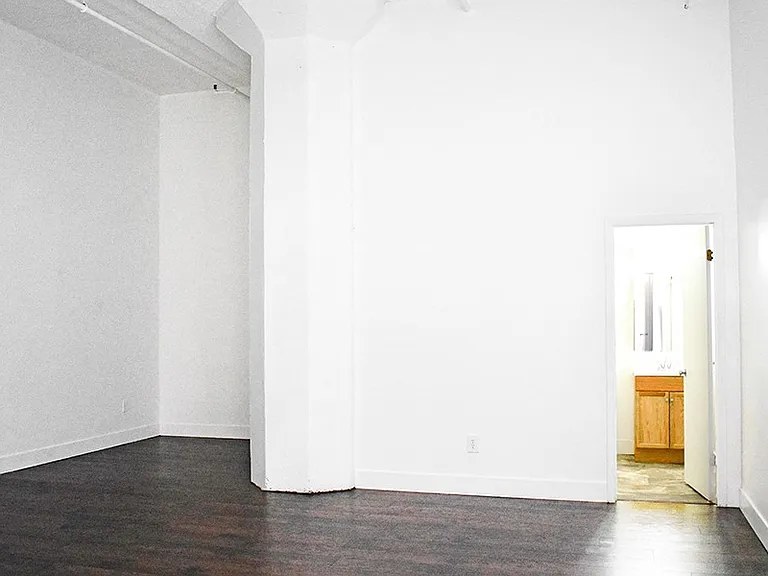 5850 Centre Ave — Photo 12