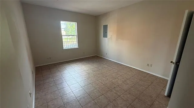 3 bed, 2.0 bath, 1945 sqft, $2,000 — Photo 3
