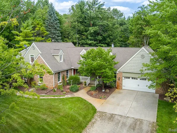 2411 Farmbrook Trl, Oxford, MI 48370