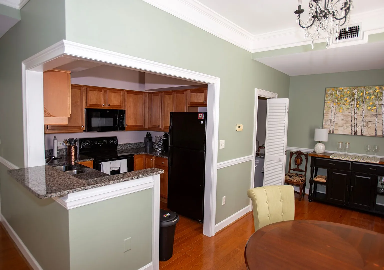 1 bedroom in Downtown Athens! Walk to campus! — Photo 4