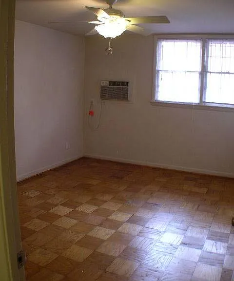 300 3rd St NE #4 — Photo 2