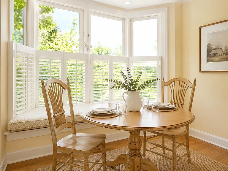 breakfast nook (kitchen)