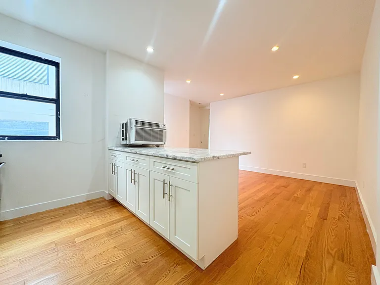 310 12th St #10 — Photo 3