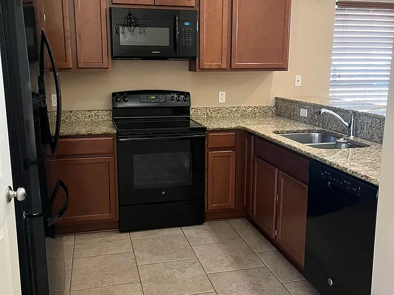 419 Jordan Dr — Photo 8