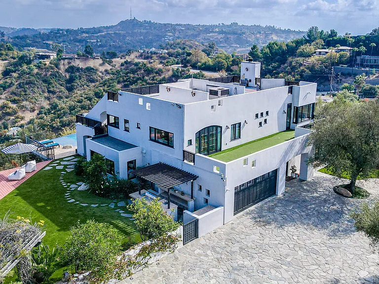 13211 Mulholland Dr — Photo 45
