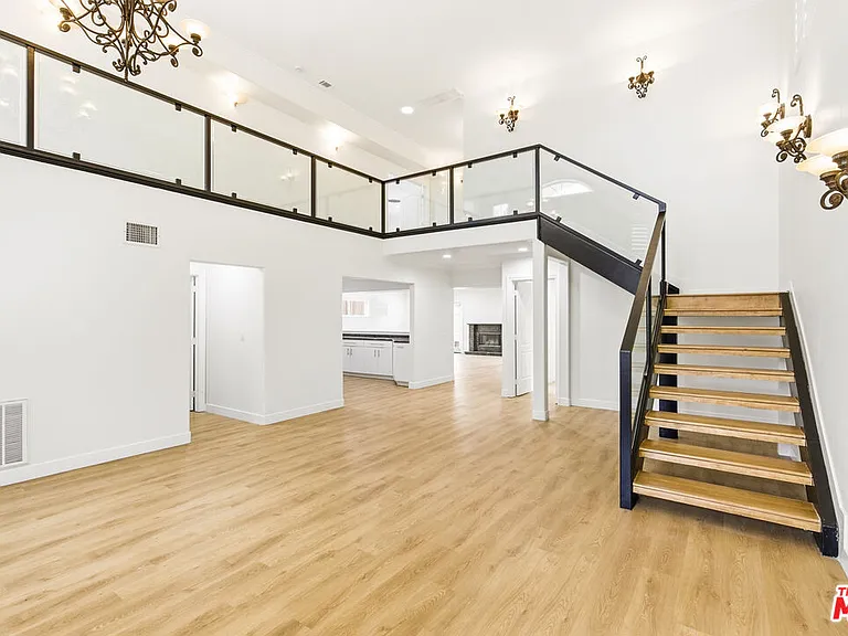 23114 Mariano St — Photo 9