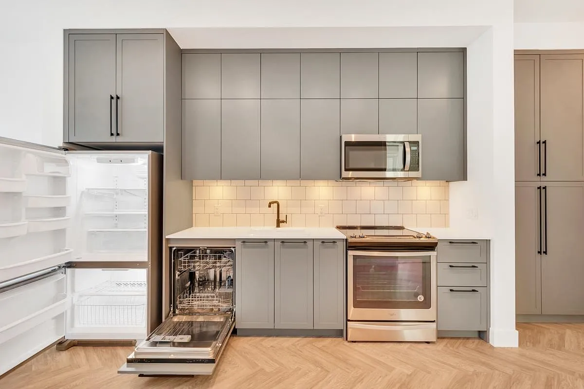 2 bed, 830 sqft, $2,400 — Photo 3