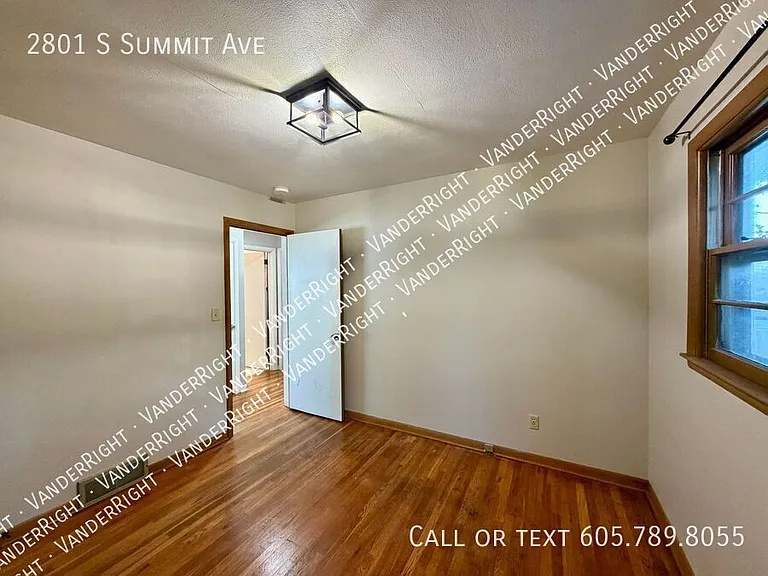 2801 S Summit Ave — Photo 13