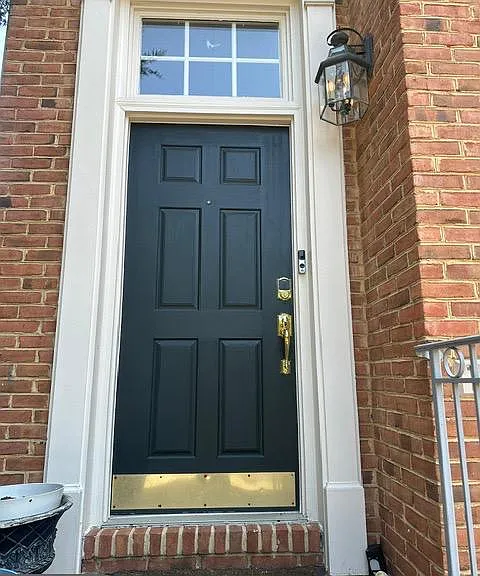 1811 Fallbrook Ln — Photo 1