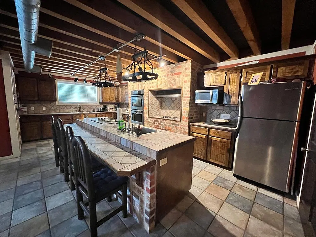 6 bed, 3312 sqft, $1,600 — Photo 4